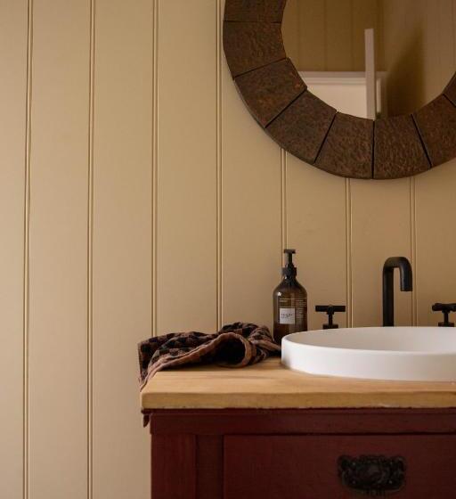 Отель Log Box Red Hill