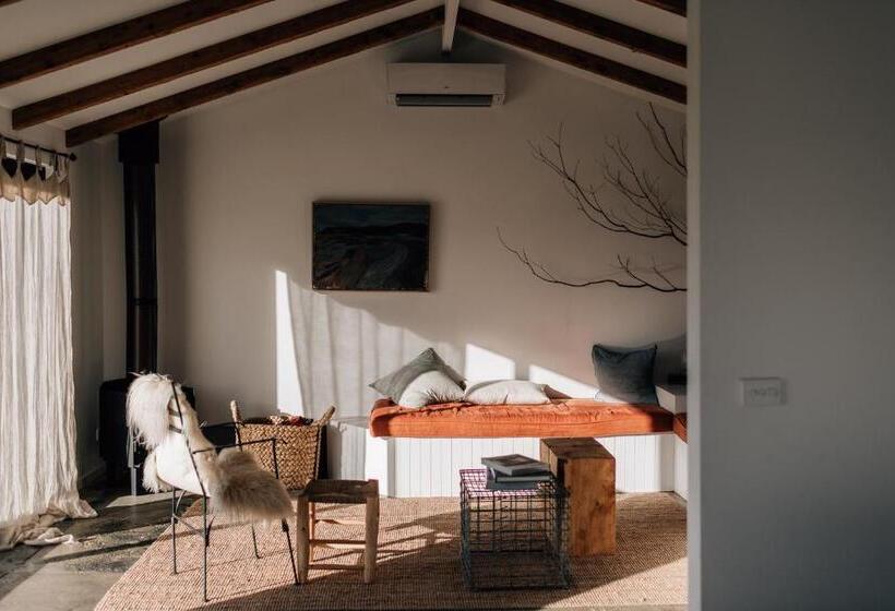 Отель Log Box Red Hill