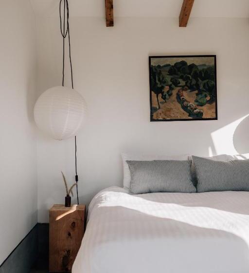 Отель Log Box Red Hill