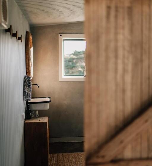 Отель Log Box Red Hill