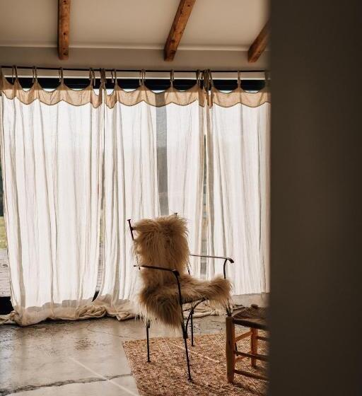 Отель Log Box Red Hill