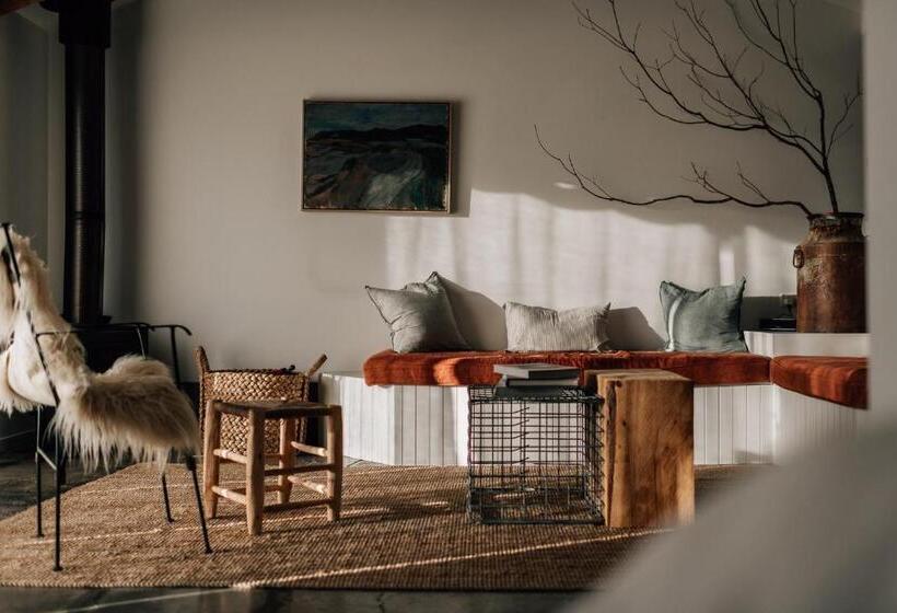 Отель Log Box Red Hill