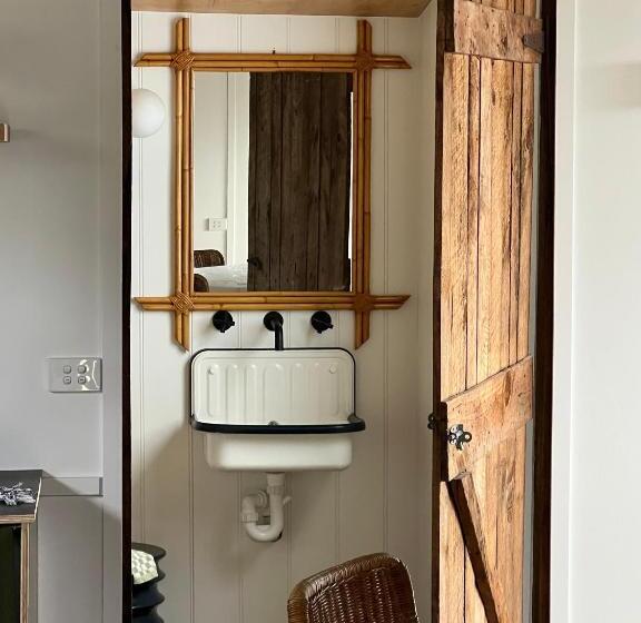 Отель Log Box Red Hill