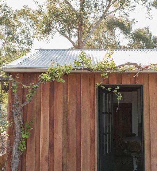 Отель Log Box Red Hill