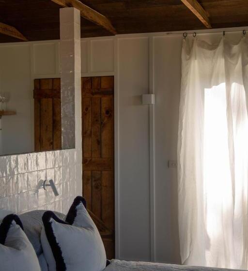 Отель Log Box Red Hill