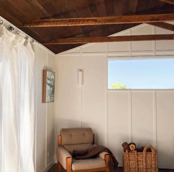 Отель Log Box Red Hill