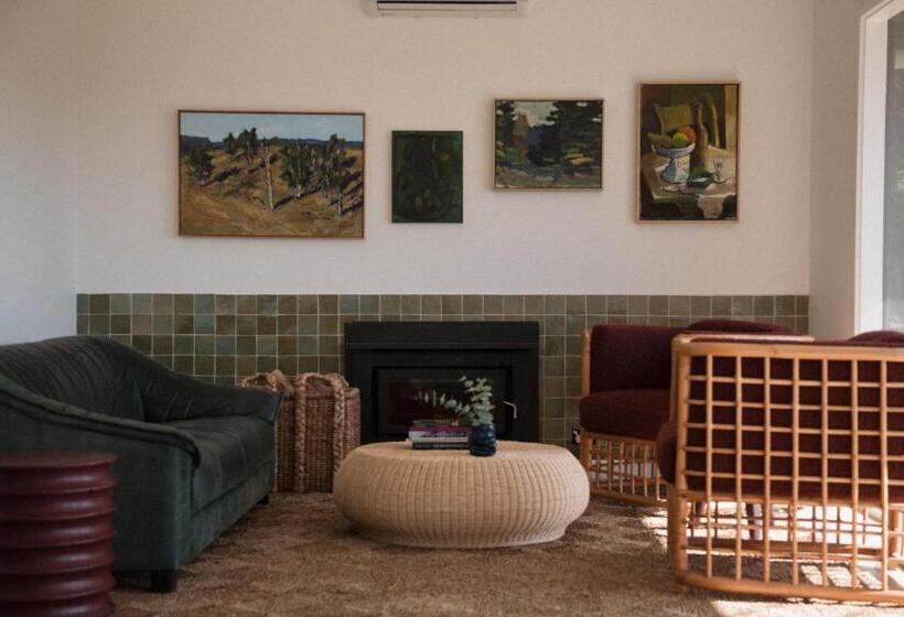 Отель Log Box Red Hill