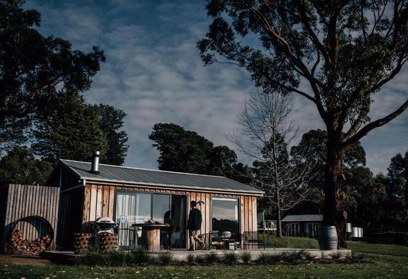 Отель Log Box Red Hill