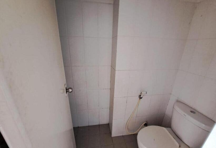 Отель Oyo Life 93106 Apartement Grand Sentraland By Andi