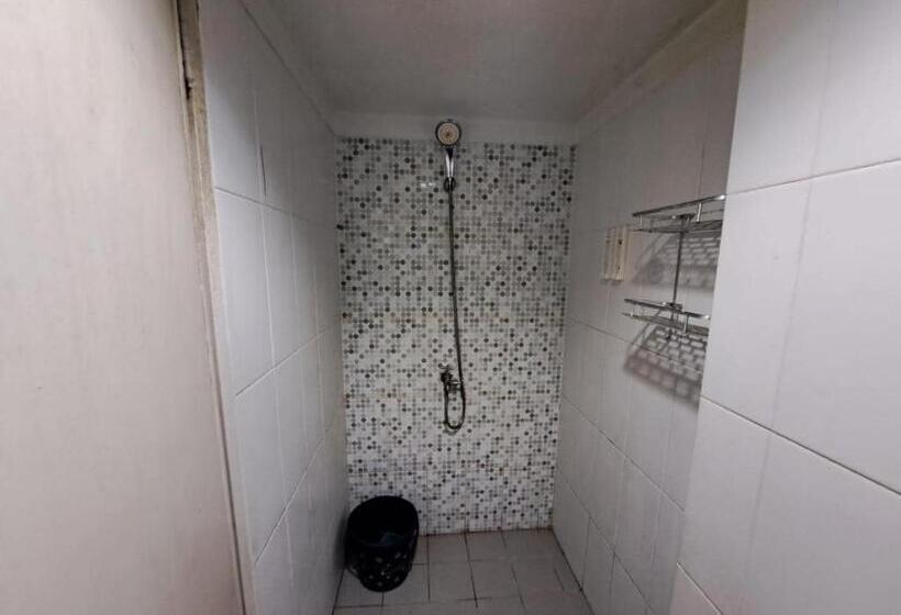 Отель Oyo Life 93106 Apartement Grand Sentraland By Andi