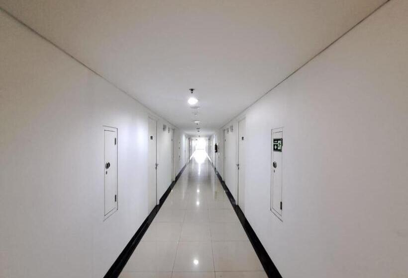 Отель Oyo Life 93106 Apartement Grand Sentraland By Andi