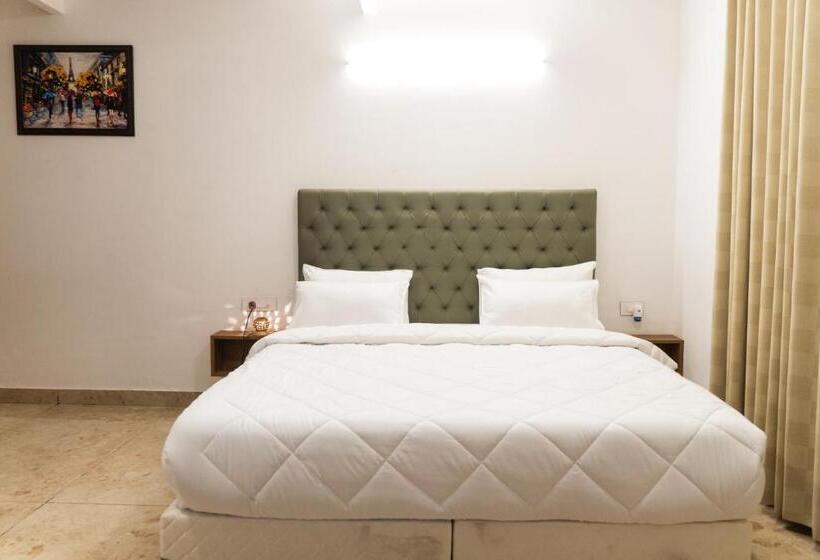 The Lodgers Hotel Near India Expo Centre & Mart Greater Noida