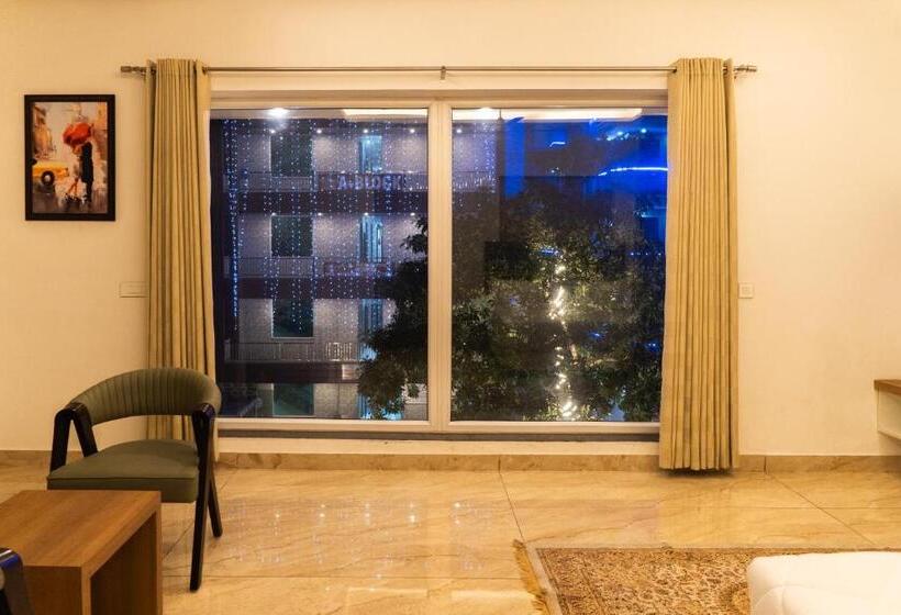 The Lodgers Hotel Near India Expo Centre & Mart Greater Noida