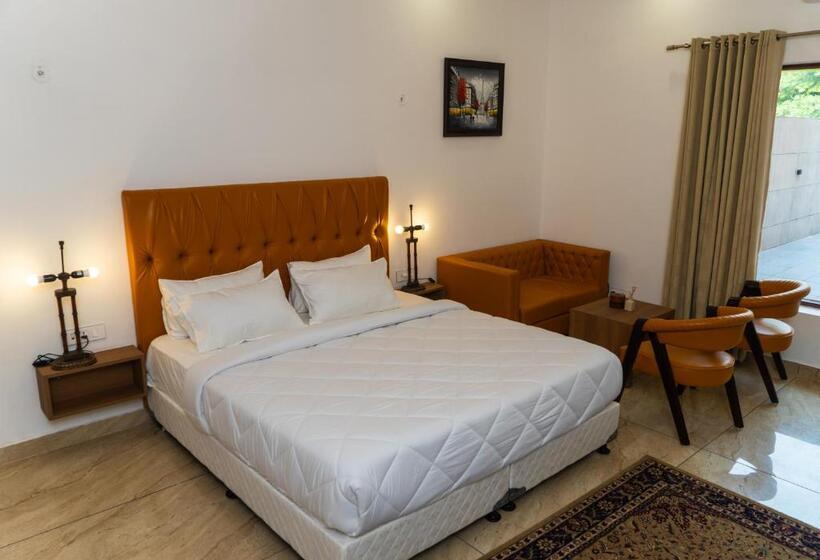 The Lodgers Hotel Near India Expo Centre & Mart Greater Noida