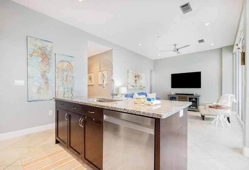 Отель The Center Of Paradise