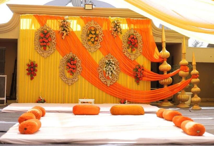 Отель The Kuber