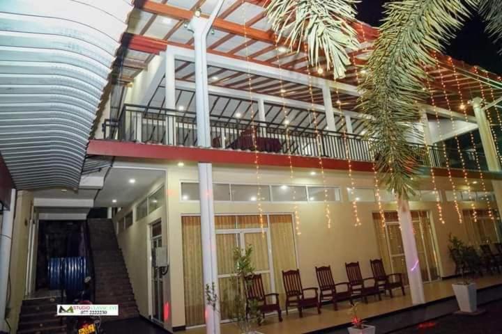 Отель Yameena Holiday Inn Kanneliya