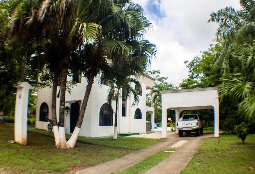 Las Motas Surf Camp & Hostel