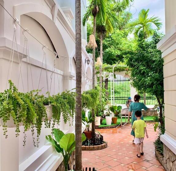 Lux Hotel Villa Hồ Bơi