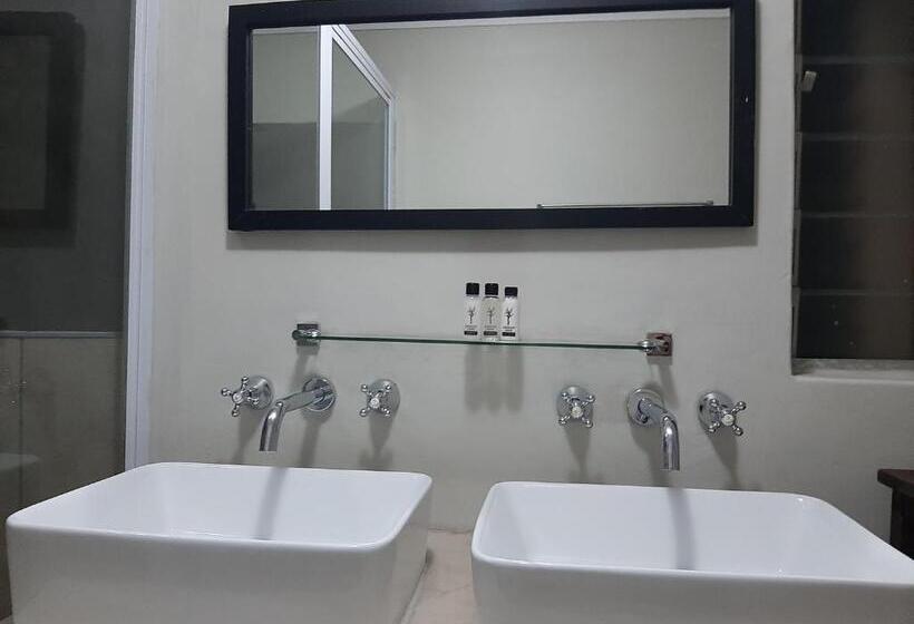 פנסיון Leadwood Lodge