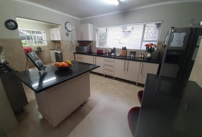 פנסיון Leadwood Lodge