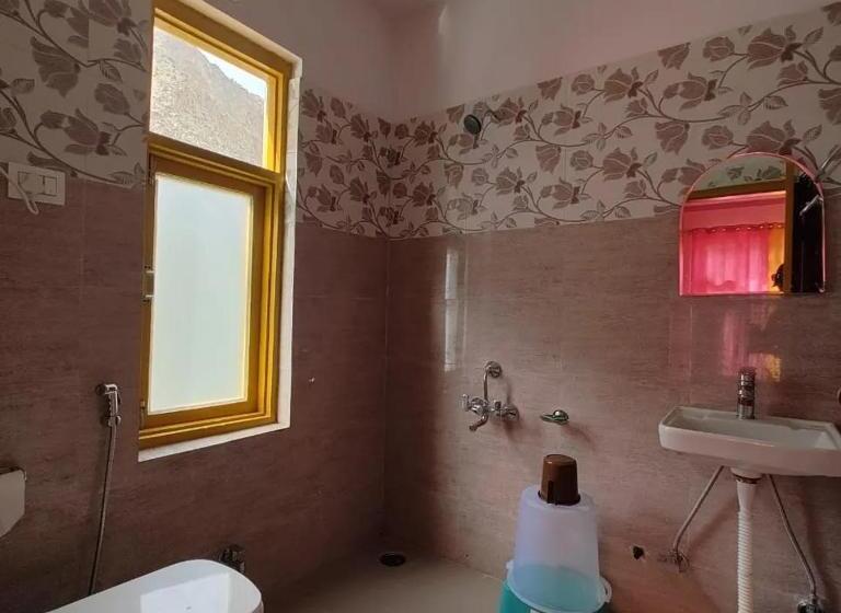 بنسيون Satdhara Travels And Homes Jispa