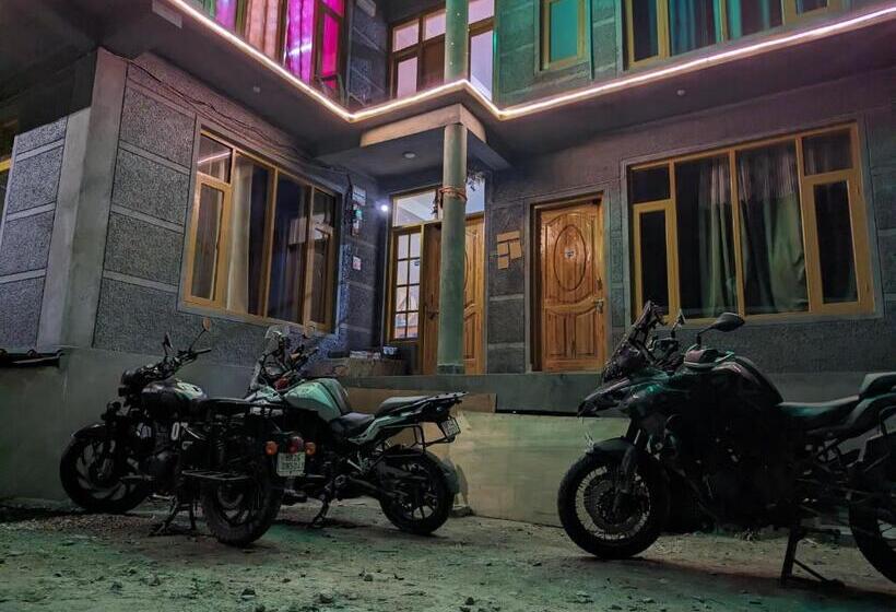 بنسيون Satdhara Travels And Homes Jispa