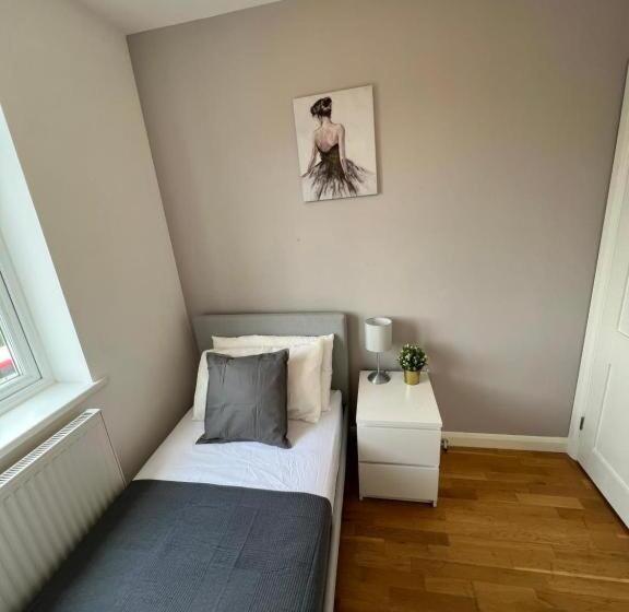 Пансион Stunning House 15 Min From Wembley Arena