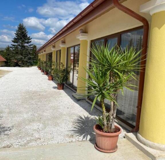 ペンション Vitál Guesthouse