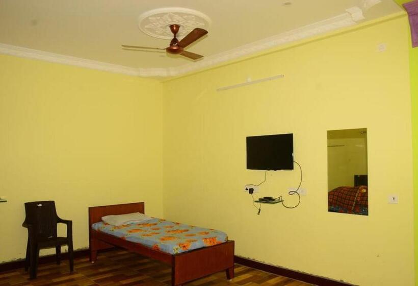 펜션 Yathara Farm House Pondy