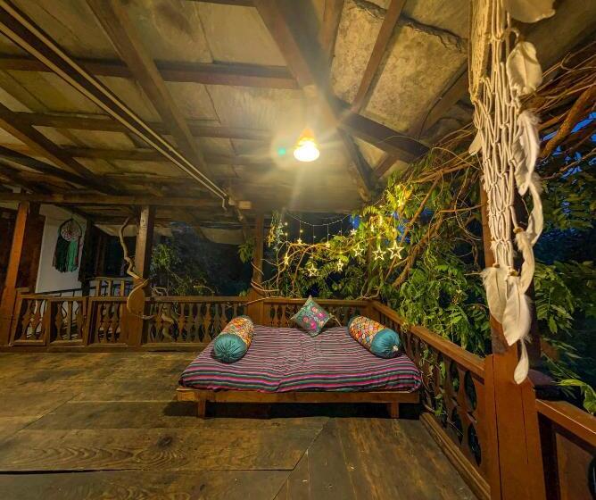 تختخواب و صبحانه Aarya Homes