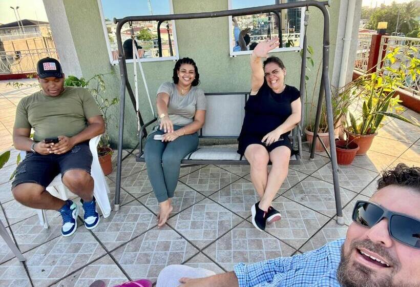 تختخواب و صبحانه Emerald Apartments Inc