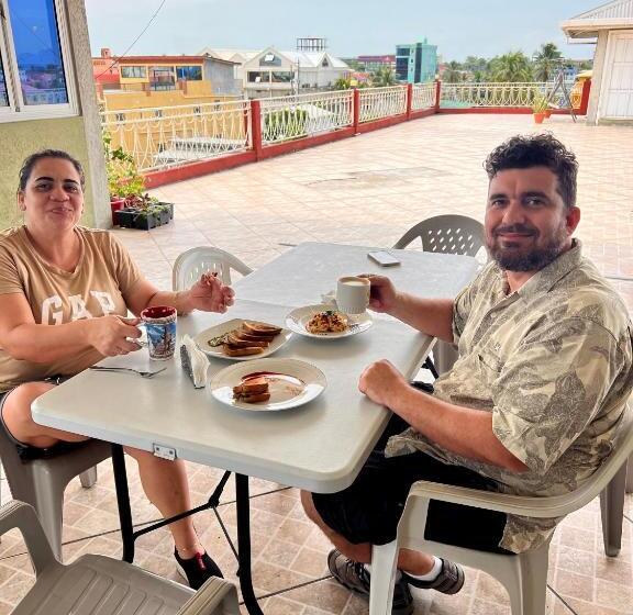 تختخواب و صبحانه Emerald Apartments Inc