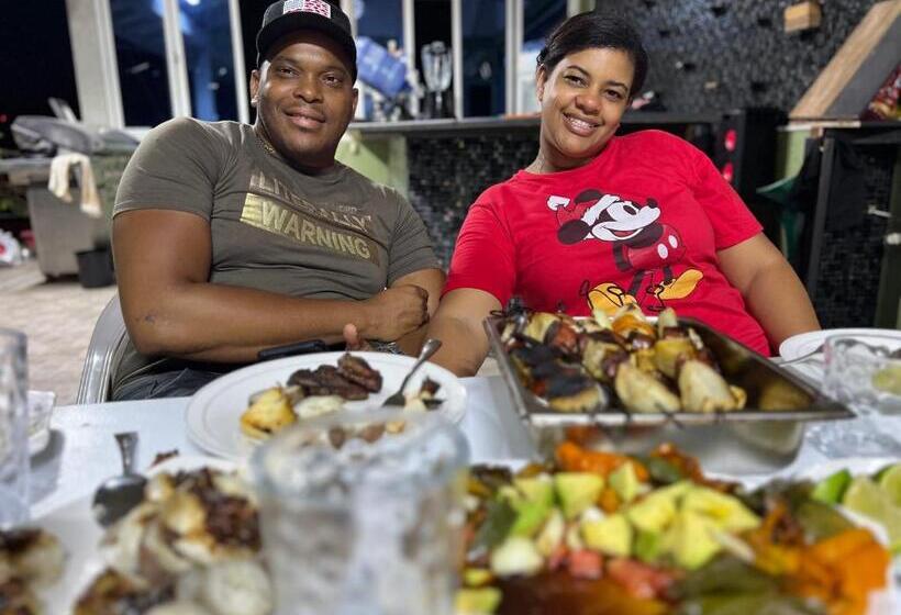 تختخواب و صبحانه Emerald Apartments Inc