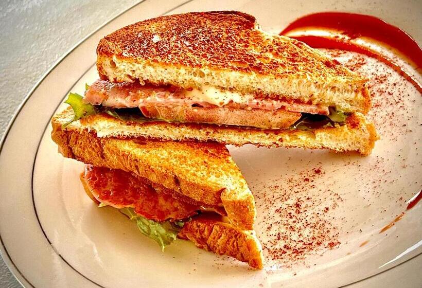 تختخواب و صبحانه Emerald Apartments Inc