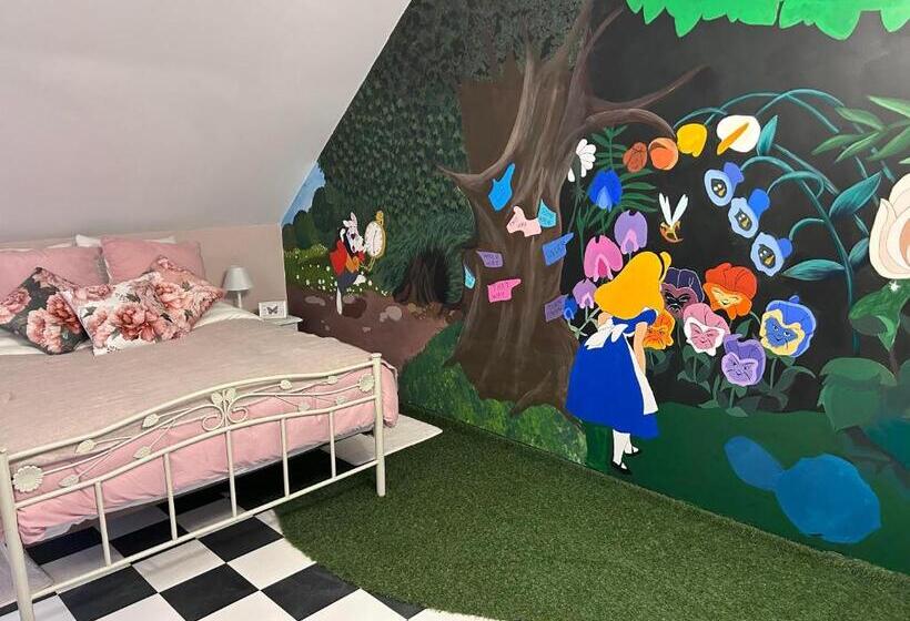 Bed and Breakfast Le Terrier, Chambre D Hôtes à Thème Alice Au Pays Des Merveilles