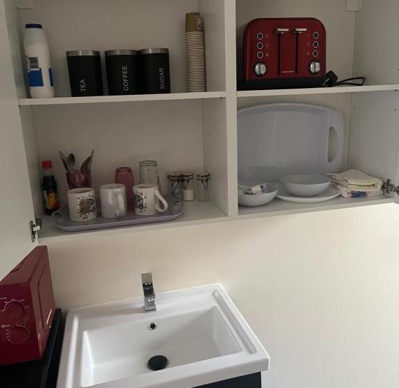 민박 Self Contained Room, En Suite With Separate Lockable Front Door, Located In An Exclusive Area