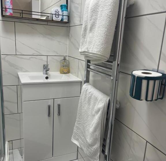 민박 Self Contained Room, En Suite With Separate Lockable Front Door, Located In An Exclusive Area