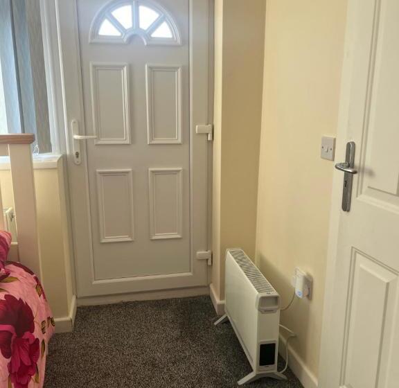 민박 Self Contained Room, En Suite With Separate Lockable Front Door, Located In An Exclusive Area