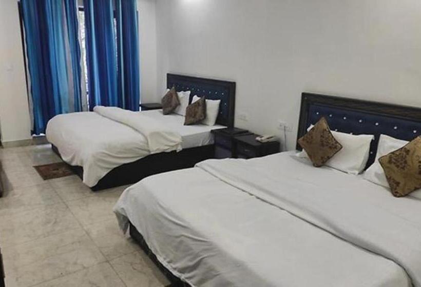 בית מלון כפרי Aar Kempty Lake Resort