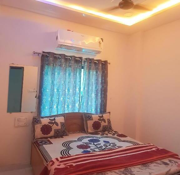 Отель Madhav Palace Guest House