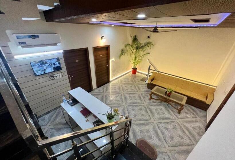 فندق The Crown , Top Rated & Most Awarded Property In Chandigarh, Zirakpur & Tricity