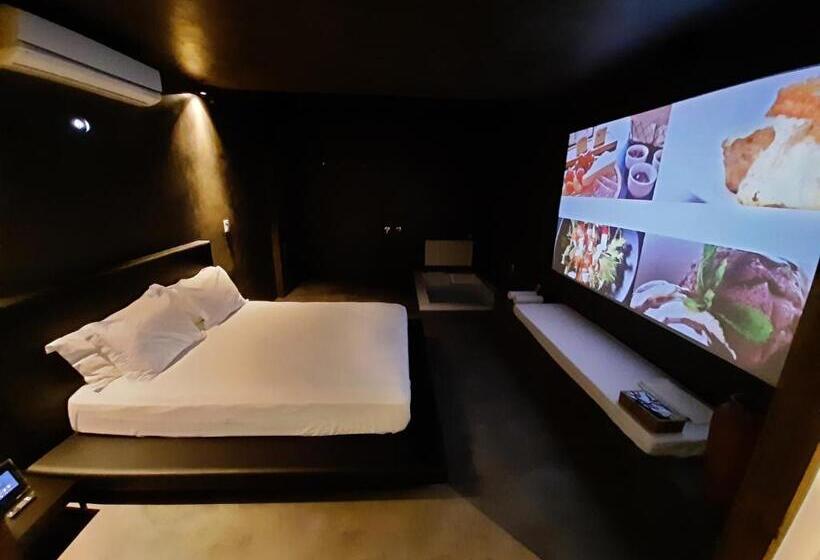 Luv Gardens Motel   Adults Only