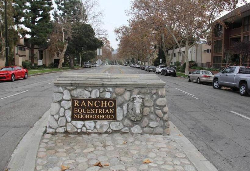 بنسيون Cute Cottage, Walk To The Studios, Pool, Bbq