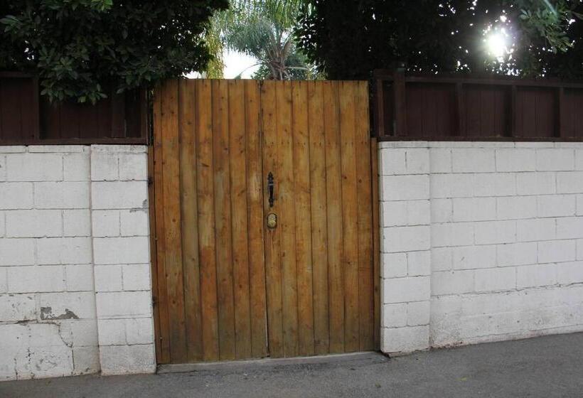 بنسيون Cute Cottage, Walk To The Studios, Pool, Bbq