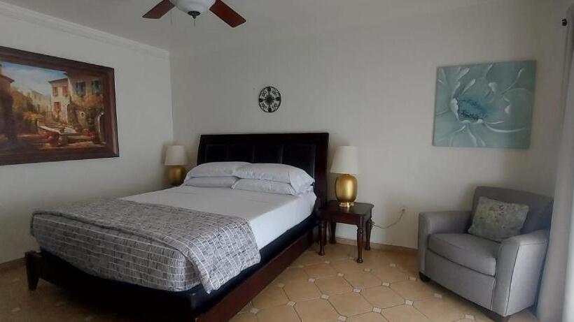 פנסיון The Hideaway Condo Full Place