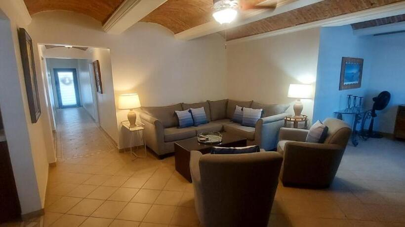 פנסיון The Hideaway Condo Full Place