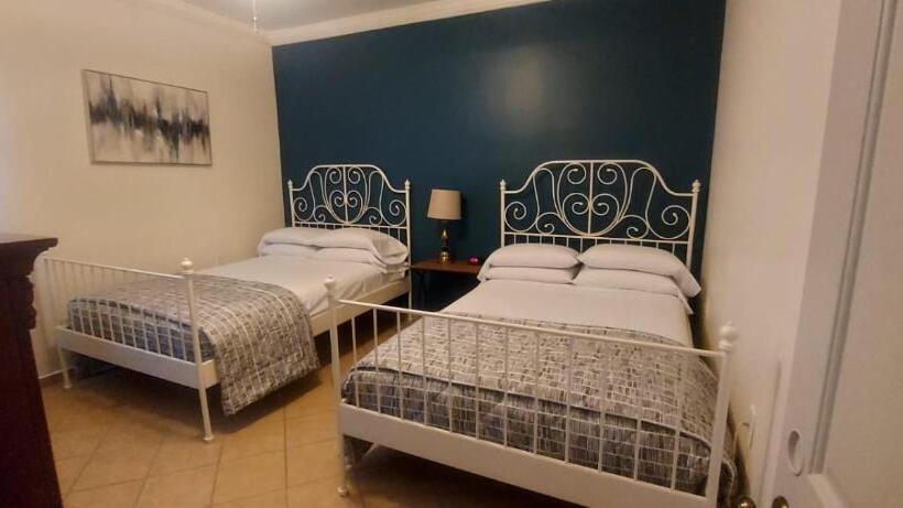 פנסיון The Hideaway Condo Full Place