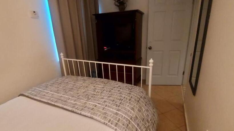 פנסיון The Hideaway Condo Full Place