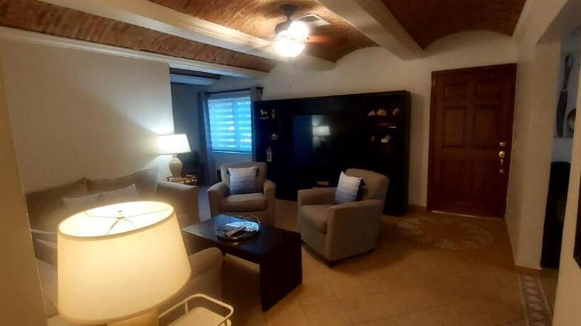 פנסיון The Hideaway Condo Full Place